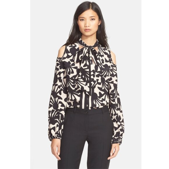 TRACY REESE 100% Silk Front Bow Cold Shoulder Bold Print Button Blouse Size 2 - Picture 5 of 9